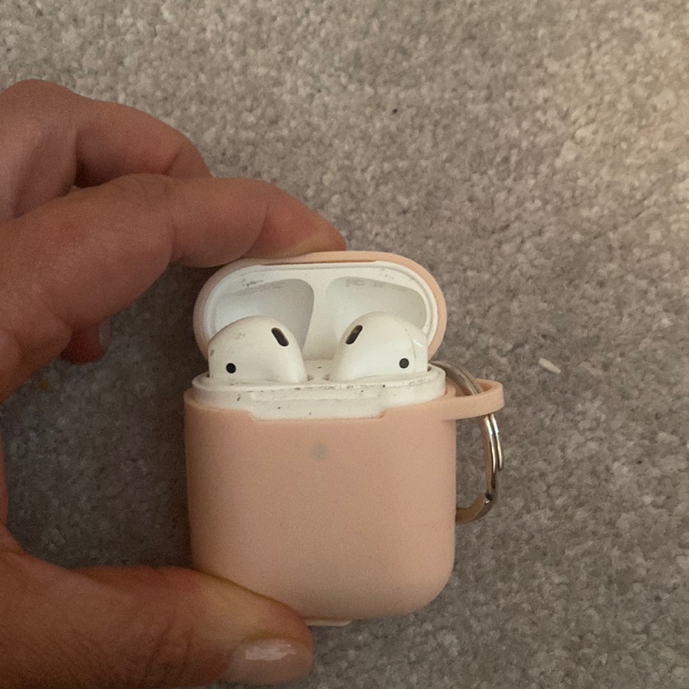 Apple AirPods 2nd Gen with free Case and Keychain